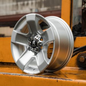 Tomahawk Outlaw Silver angle 1024 alloy wheel